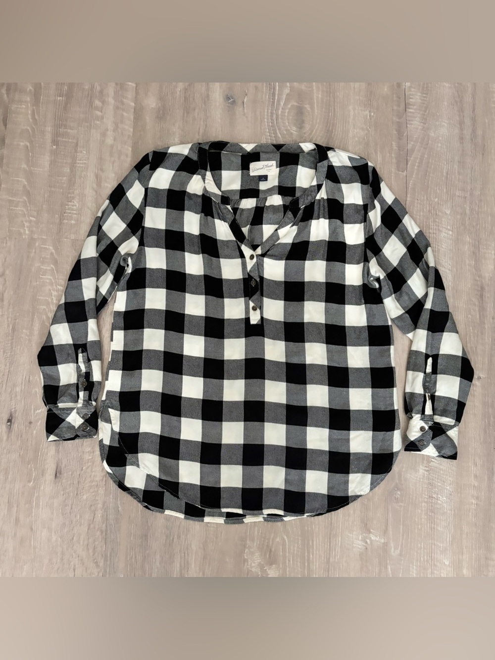 Universal Thread Shirt Women's Size Medium Black Cream Checkered Long Sleeve GUC